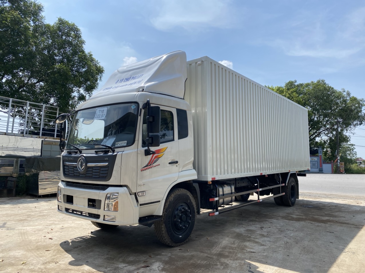 Xe tải thùng kín Pallet 8,2 mét Dongfeng Hoàng Huy
