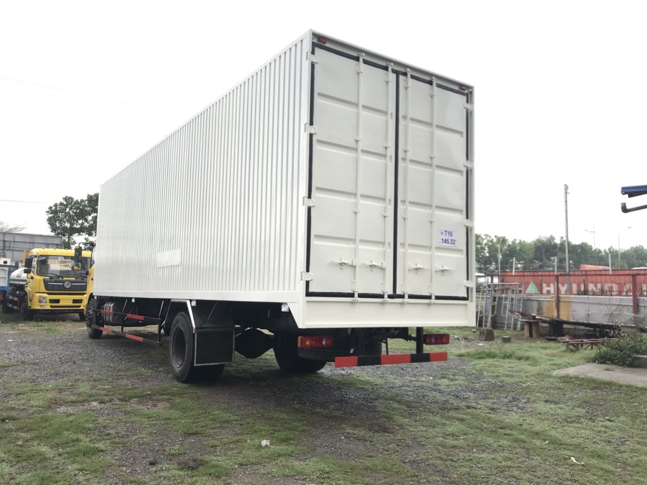 Xe tải thùng kín 9,7 mét chở Pallet Dongfeng Hoàng Huy