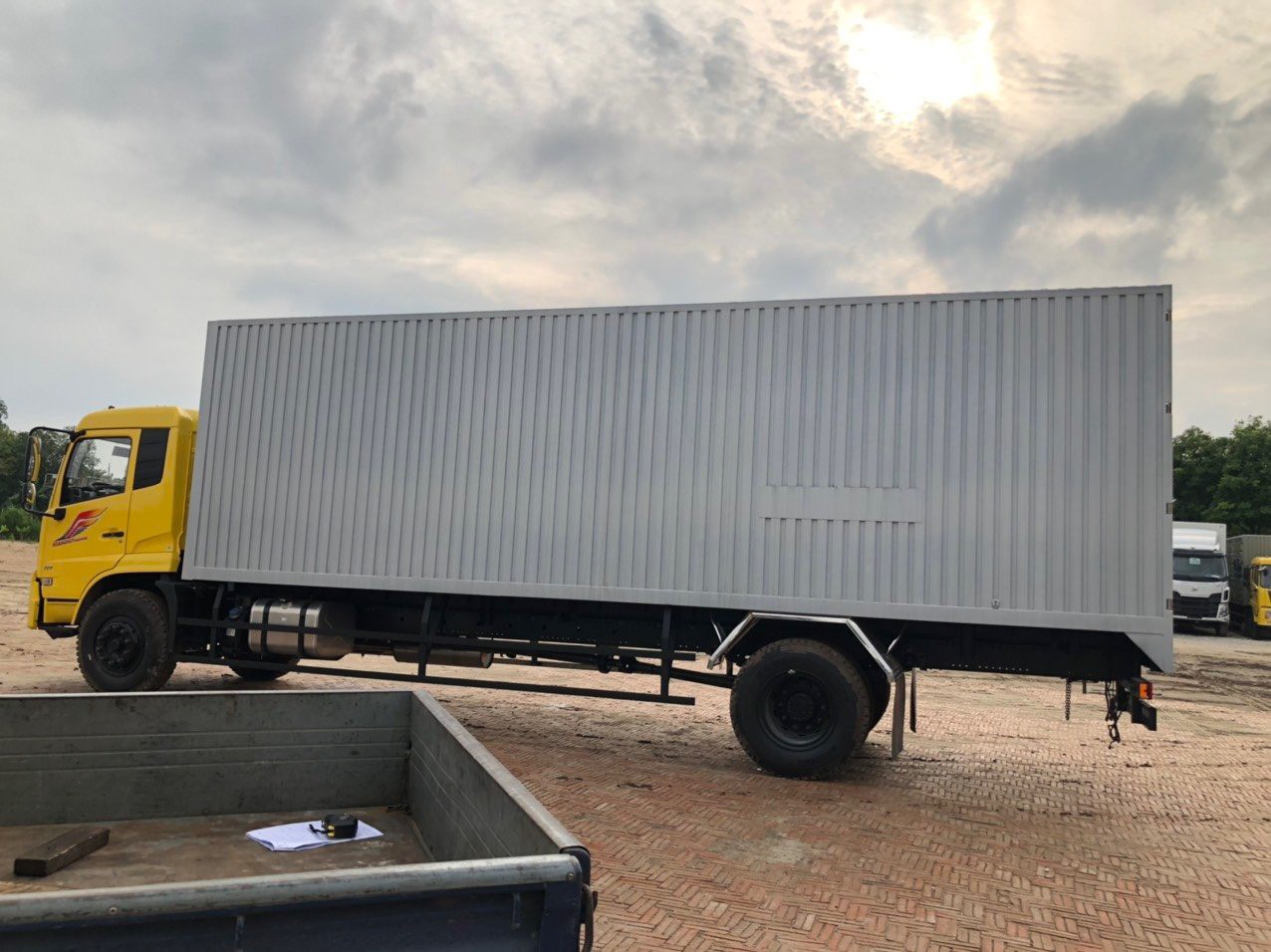 Xe tải 8 tấn thùng kín 8,2 mét Dongfeng Hoàng Huy