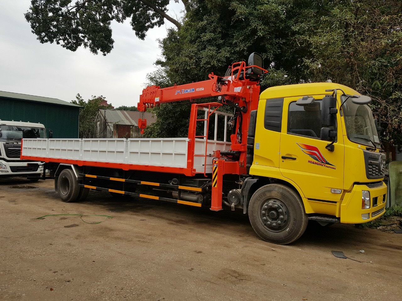 Xe tải 2 chân 8,6 mét Dongfeng gắn cẩu Kanglim 5 tấn