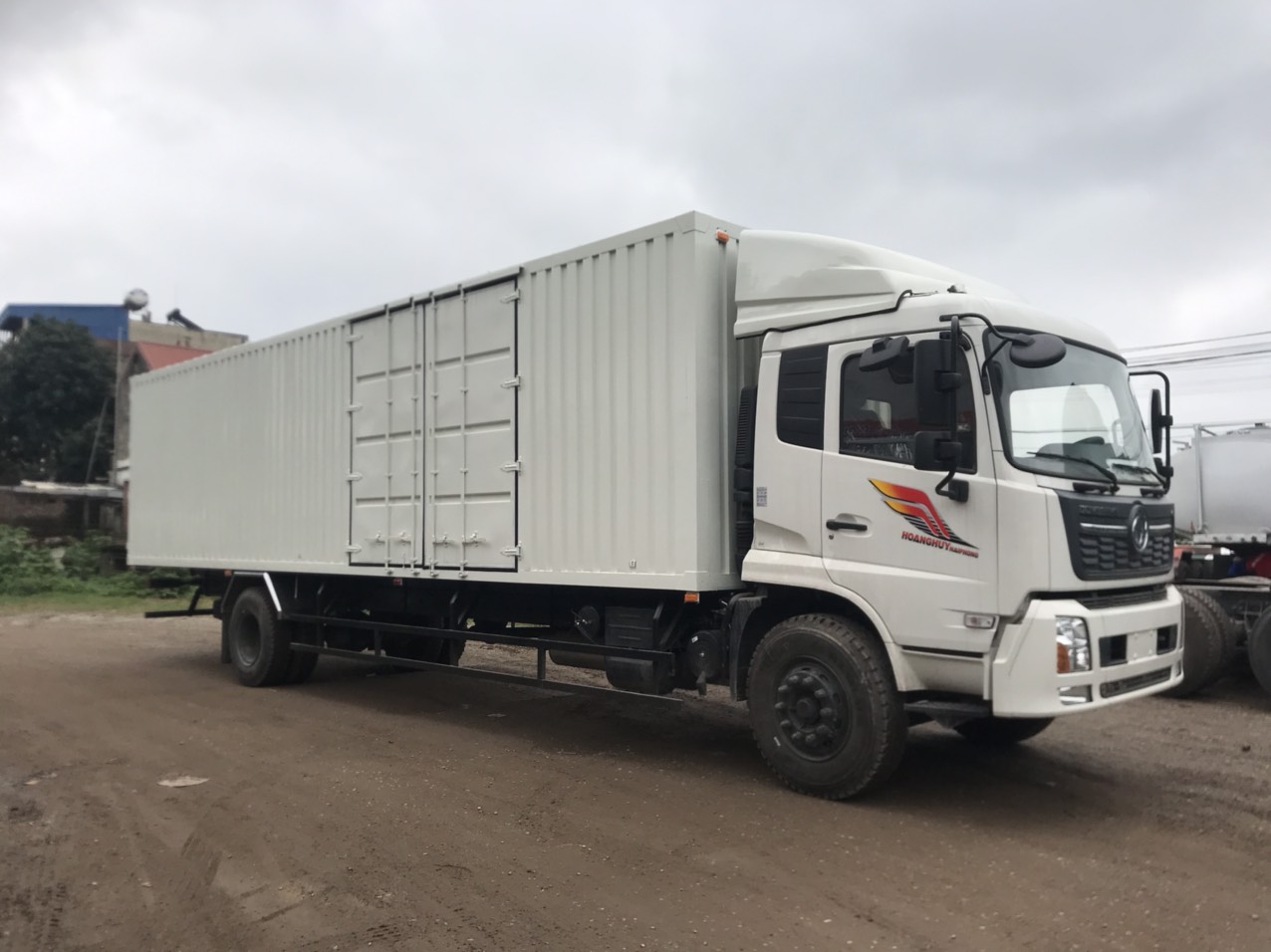 Xe tải thùng kín 8 tấn 9,7 mét Dongfeng Hoàng Huy kiểu ContainerXe tải thùng kín 9,7 mét Dongfeng Hoàng Huy mở 1 cửa