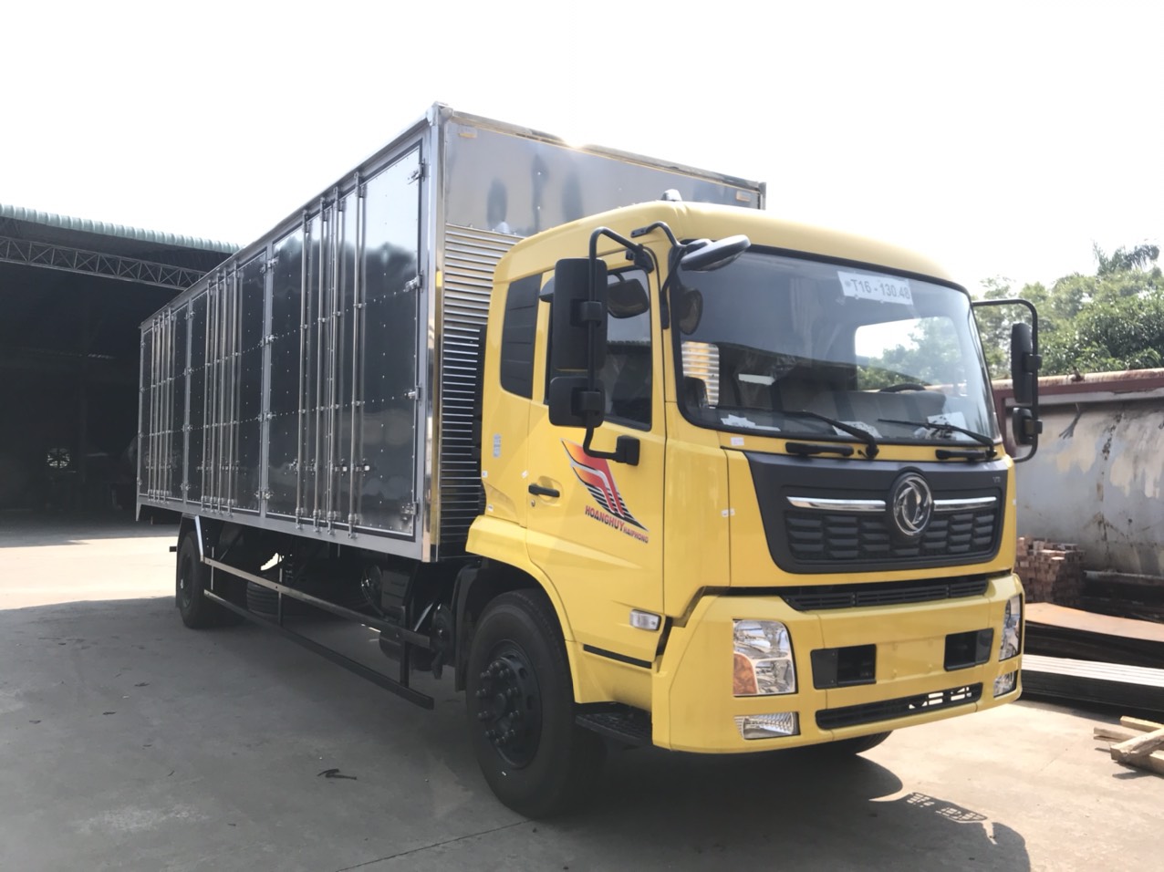 Xe tải thùng kín 7,5 tấn Dongfeng Hoàng Huy thùng 9,7 mét