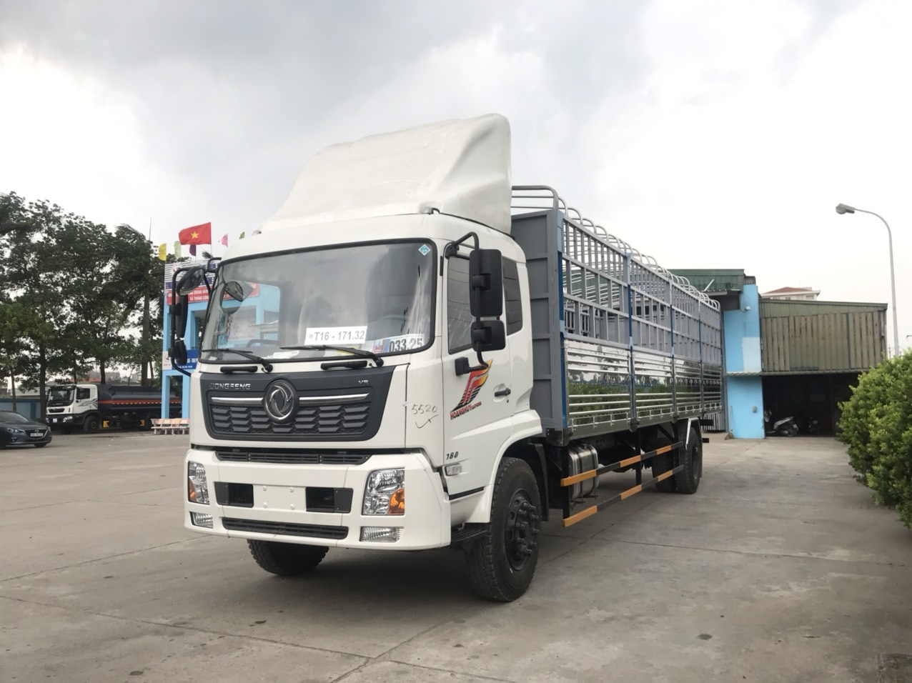 Xe tải thùng 8,3 tấn thùng dài 9,5 mét Dongfeng Hoàng Huy
