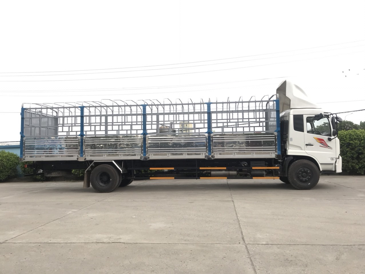 Xe tải thùng 8,3 tấn thùng dài 9,5 mét Dongfeng Hoàng Huy