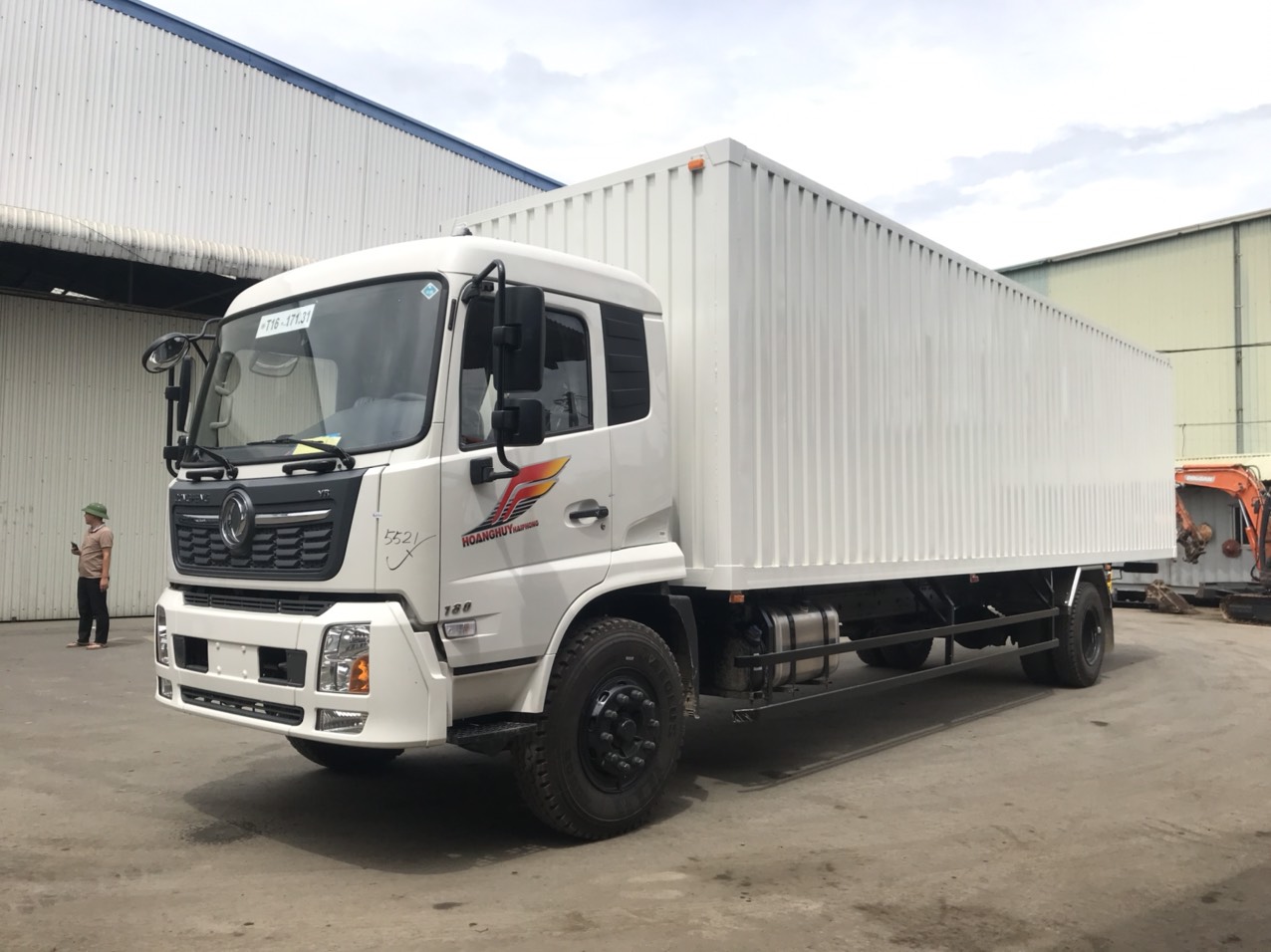 Xe tải thùng kín 9,7 mét Dongfeng Hoàng Huy mở 3 cửa