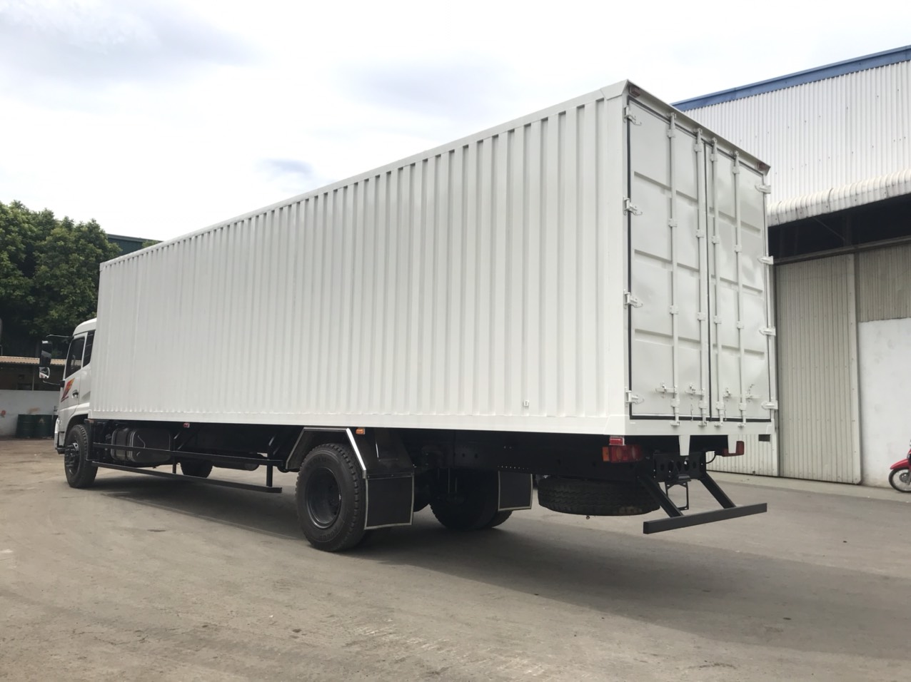 Xe tải thùng kín 9,7 mét Dongfeng Hoàng Huy mở 3 cửa