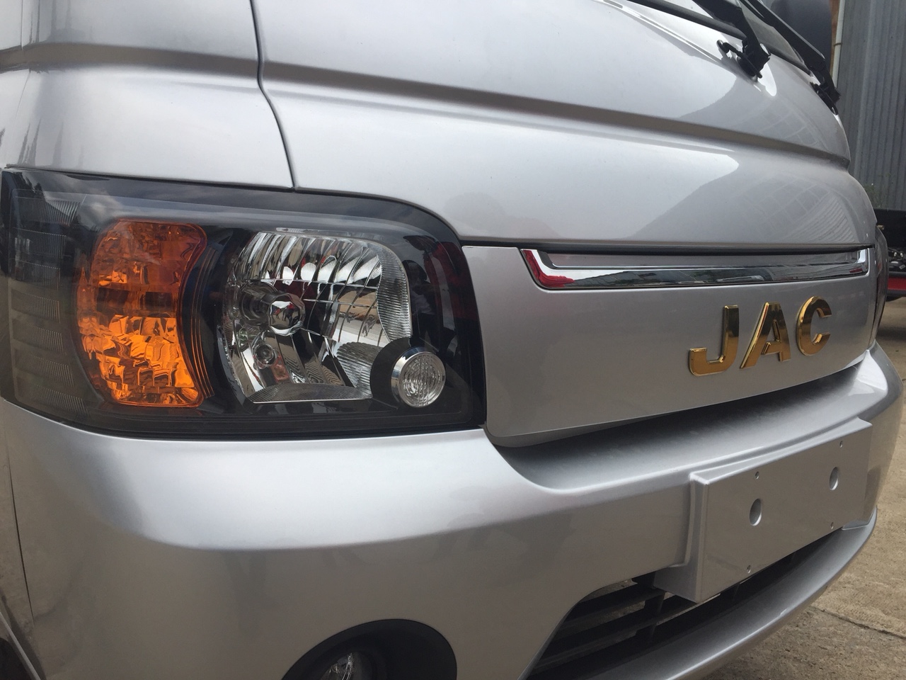 Xe tải Jac X99 990 Kg, động cơ xăng, tiêu chuẩn khí thải euro 4